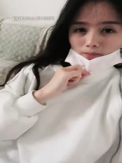 【污萌少女】高颜值美乳妹子跳蛋自慰，撩起衣服露奶跳蛋震动掰穴特写，很是诱惑喜欢不要错过第01集